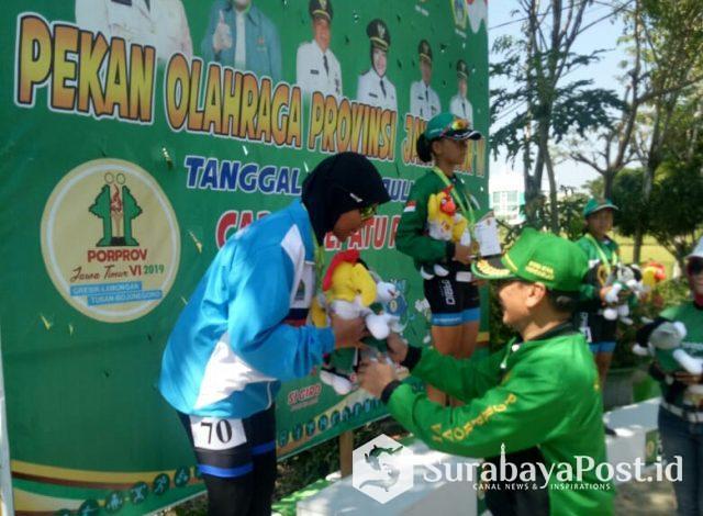 IMG-20190713-WA0057-1 Atlet Kota Malang cabor sepatu roda, Putri Alisya WS menerima pengalungan medali perunggu di kelas Marathon 42 kilometer