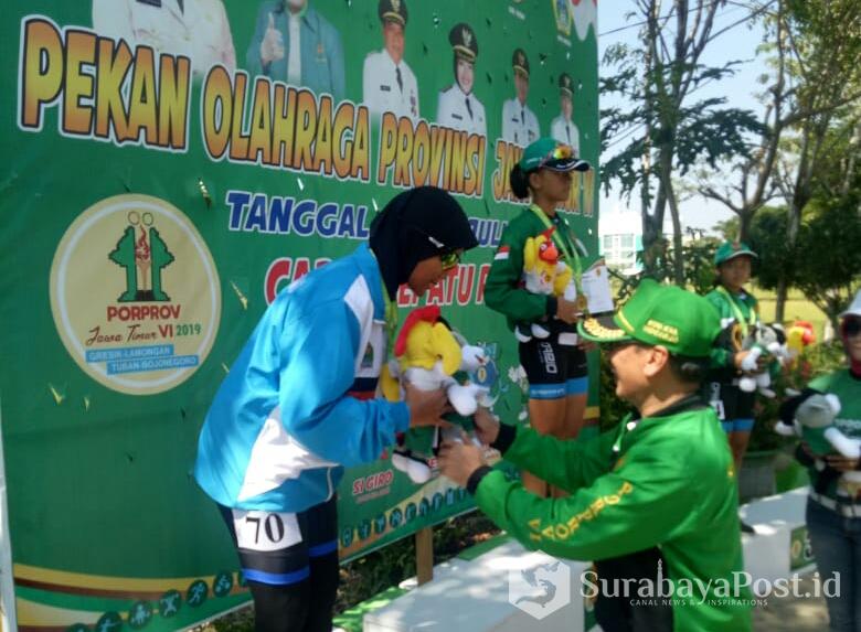 Atlet Kota Malang cabor sepatu roda, Putri Alisya WS menerima pengalungan medali perunggu di kelas Marathon 42 kilometer