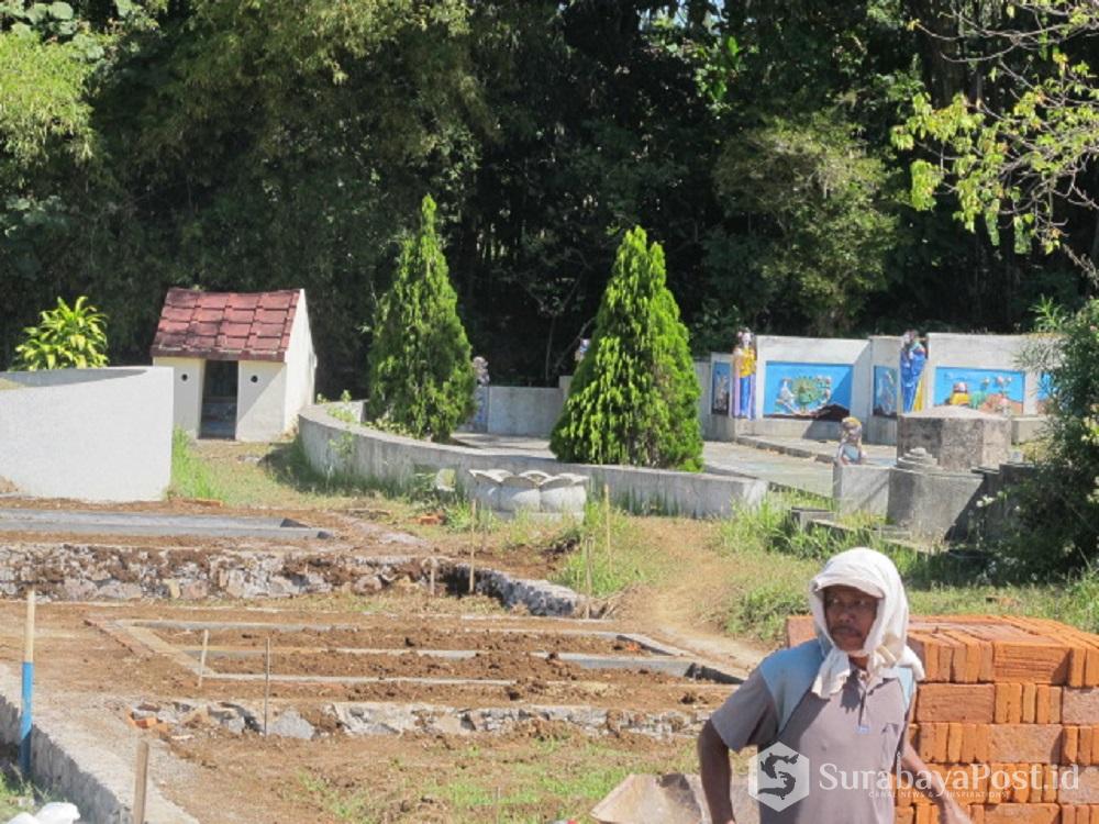 Pbangunan makam di Pemakaman Sentong Lama yang dotengarai diperjualbelikan secara ilegal.