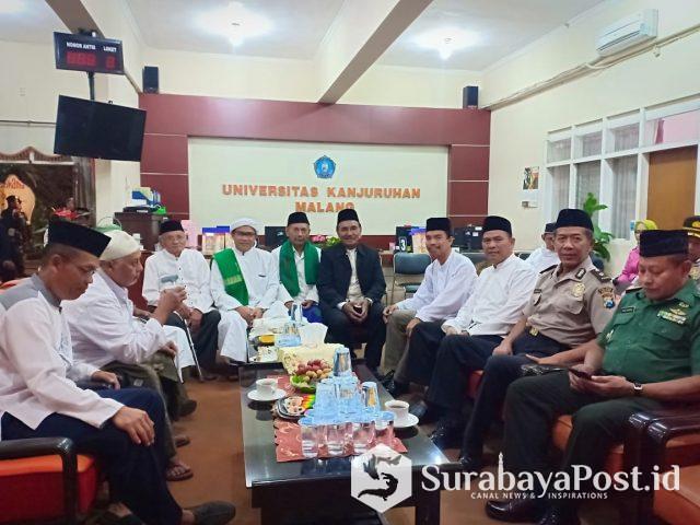 IMG-20190716-WA0027 Ketua PPLP PT PGRI, Drs H Soedja’i didampingi Rektor Unikama Dr Pieter Sahertian bersama Habib Luthfi Ali bin Yahya dan Habib Husein bin Luthfi bin Yahya, pose bersama di ruang rektorat