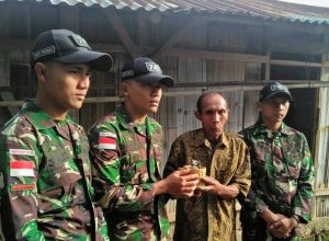 Warga Desa Sungkaen Kecamatan Bikomi Nilulat Kabupaten TTU (kedua dari kanan) saat menyerahkan sebuah granat tangan kepada Wakil Komandan Pos Baen Serda Thaufan Murti Hardianto dan dua anggotanya pada Sabtu (13/07/2019).