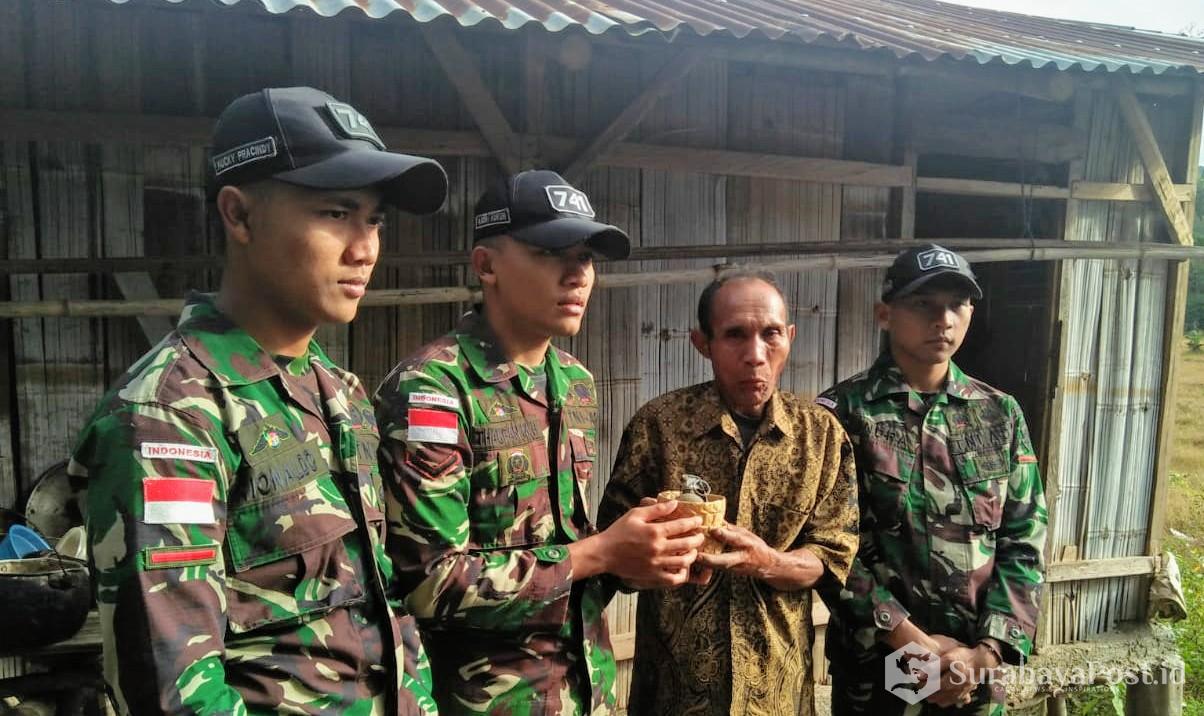 Warga Desa Sungkaen Kecamatan Bikomi Nilulat Kabupaten TTU (kedua dari kanan) saat menyerahkan sebuah granat tangan kepada Wakil Komandan Pos Baen Serda Thaufan Murti Hardianto dan dua anggotanya pada Sabtu (13/07/2019).