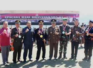 Komandan Satgas Pamtas RI-RDTL Sektor Barat Yonif Mekanis 741/Garuda Nusantara Mayor Inf Hendra Saputra pose bersama para pejabat TNI dan Polri di Perbatasan Timor.