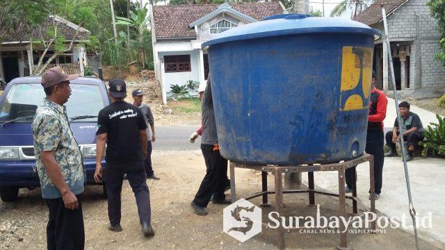 IMG-20190716-WA0057 Petugas Perumda Tirta Kanjuruhan Kabupaten Malang saat memasang HU di wilayah Desa Purwodadi, Donomulyo.