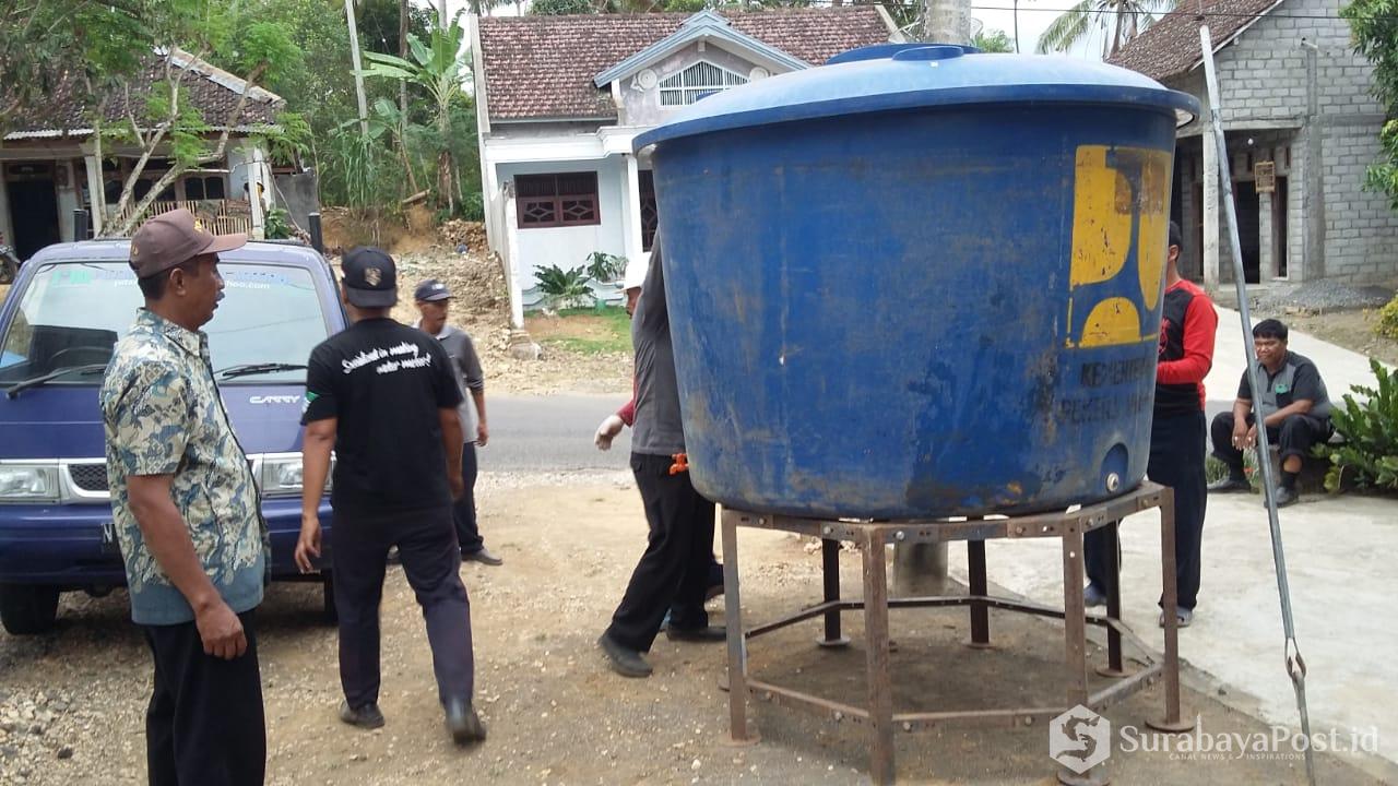 Petugas Perumda Tirta Kanjuruhan Kabupaten Malang saat memasang HU di wilayah Desa Purwodadi, Donomulyo.