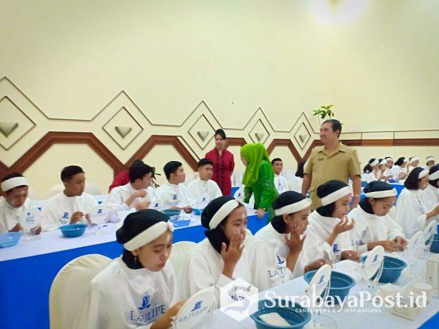 IMG-20190716-WA0080 Siswa calon pramugari dan pramugara dari Sekar Gegani saat mengikuti pelajaran meriah diri disaksikan langsung Pembina Lembaga Pendidikan Sekar Gegani Agus Sunarhadi.