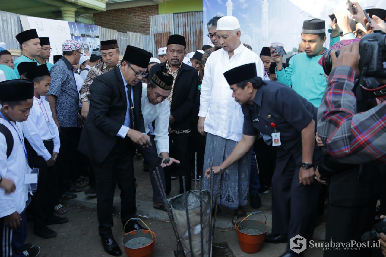 Wali Kota Malang Sutiaji melakukan peletakan batu dan pengecoran pertama pondasi Masjid Bahrul Maghfiroh di Kota Malang, Jatim