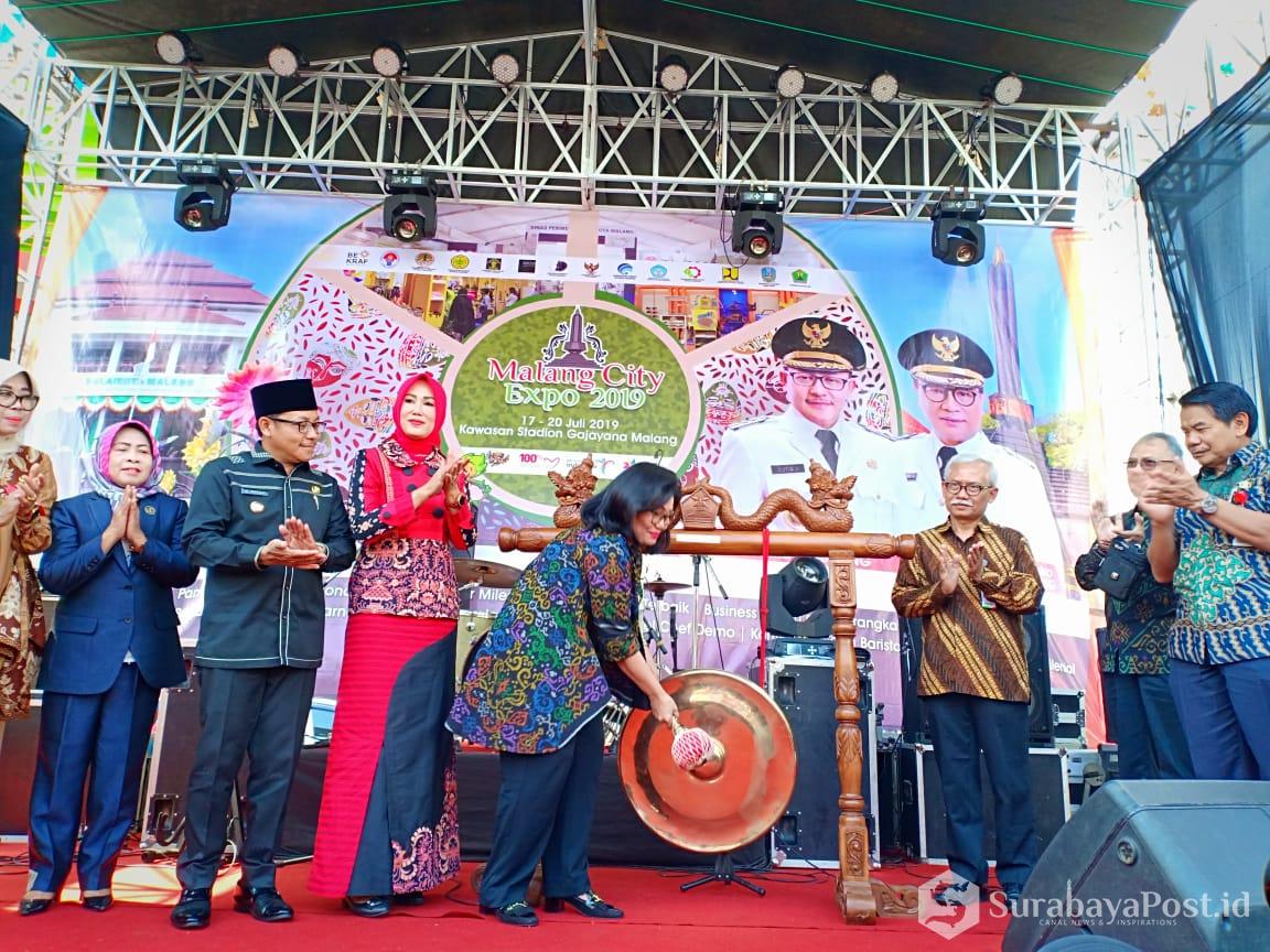 Deputi Produksi dan Pemasaran Kementerian Koperasi dan UKM, Victoria Simanungkalit saat meresmikan pembukaan Malang  City Expo dengan memukul gong
