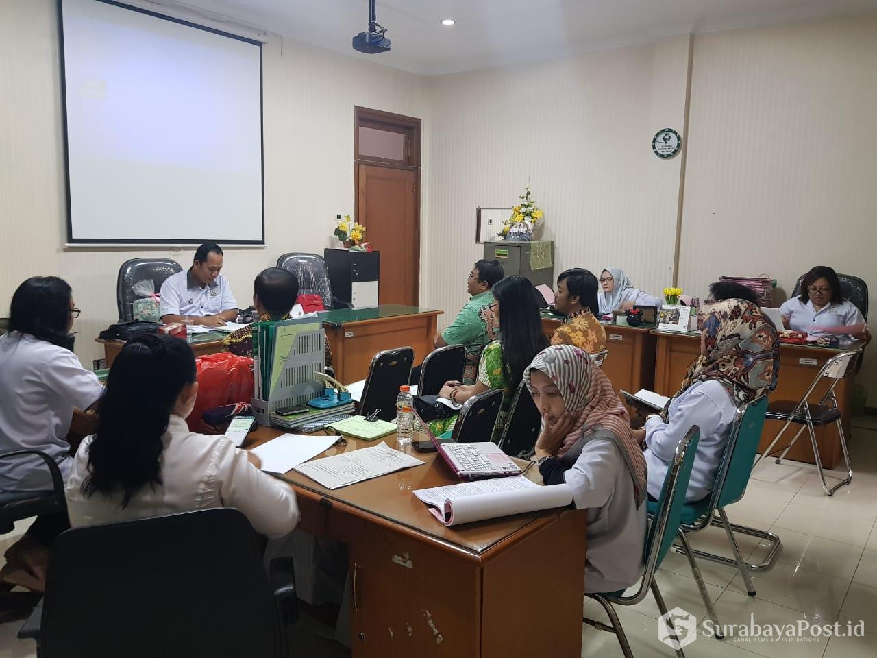Tim TP4D Kejari Kota Malang, saat mendengarkan paparan rencana kegiatan pekerjaan RSUD yang dilakukan Dinkes Kota Malang  di Kejari Kota Malang