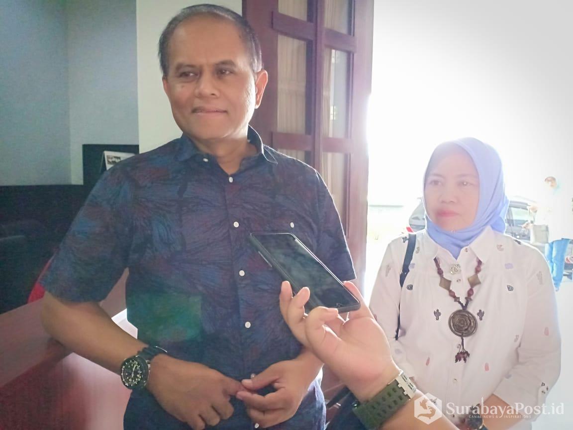 Kepala Dinas Perdagangan (Disdag) Kota Malang, Wahyu Setianto didampingi Sekretaris Disdag, Ajeng kala memberikan keterangan kepada wartawan