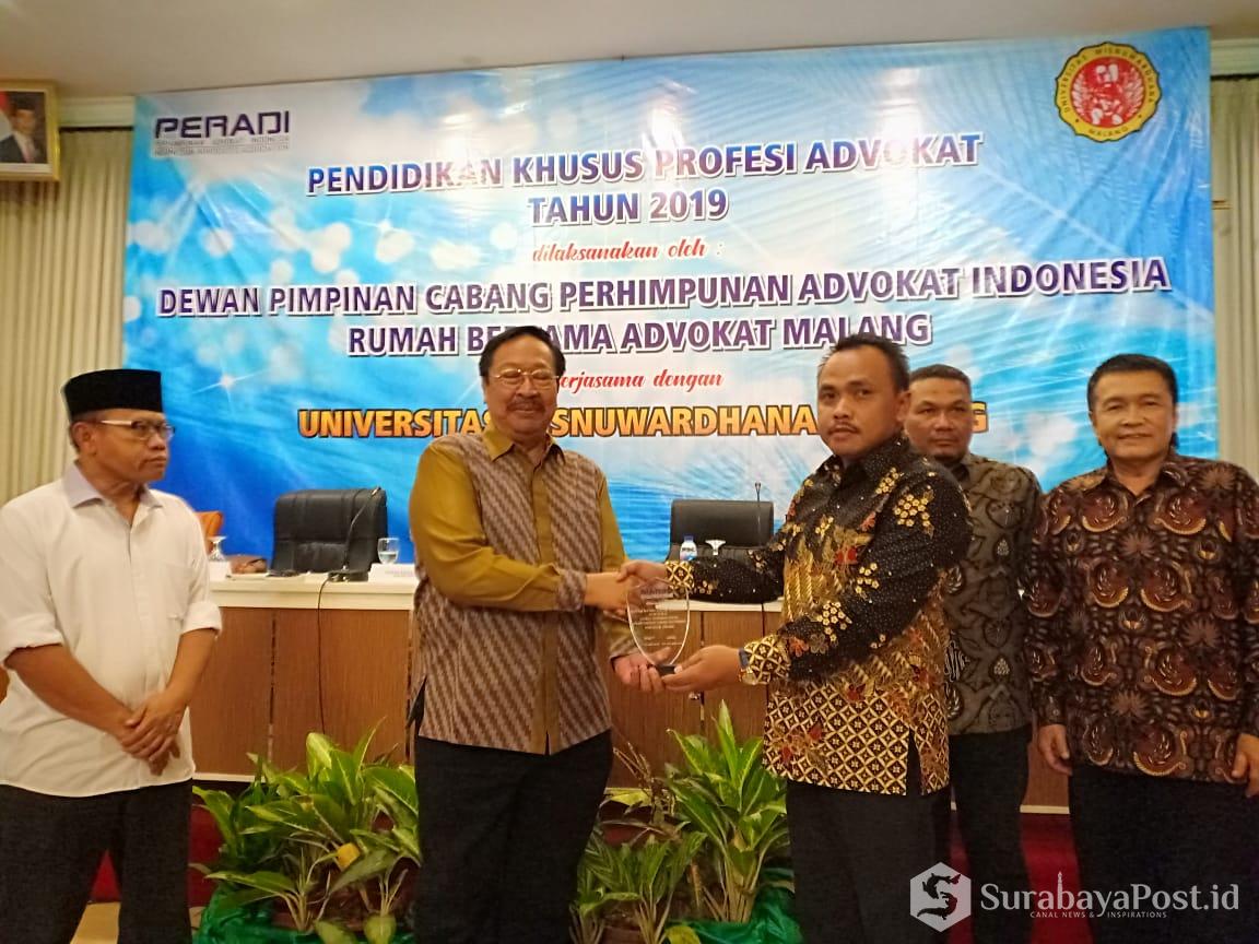 Ketua DPC Peradi RBA  Yayan Riyanto menyerahkan cinderamata kepada Rektor Unidha, Prof Suko Wiyono