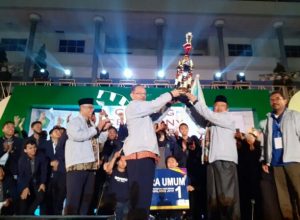 Piala bergilir Menteri Agama RI diterima Rektor Prof Dr Abd Haris setelah UIN Maliki Malang keluar sebagai juara umum PIONIR IX 2019.