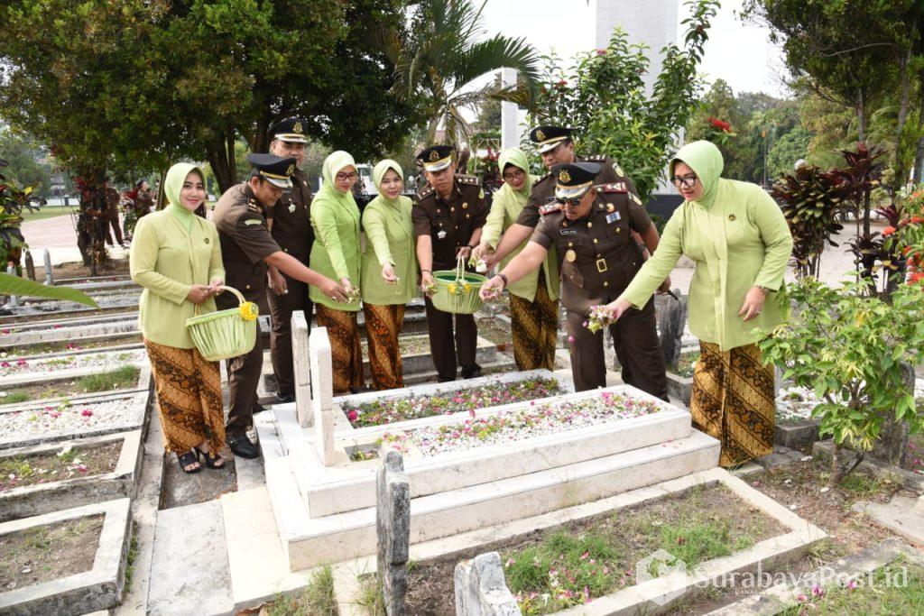 Peringati HBA, Kejari Kota Malang Ziarah dan Tabur Bunga ...