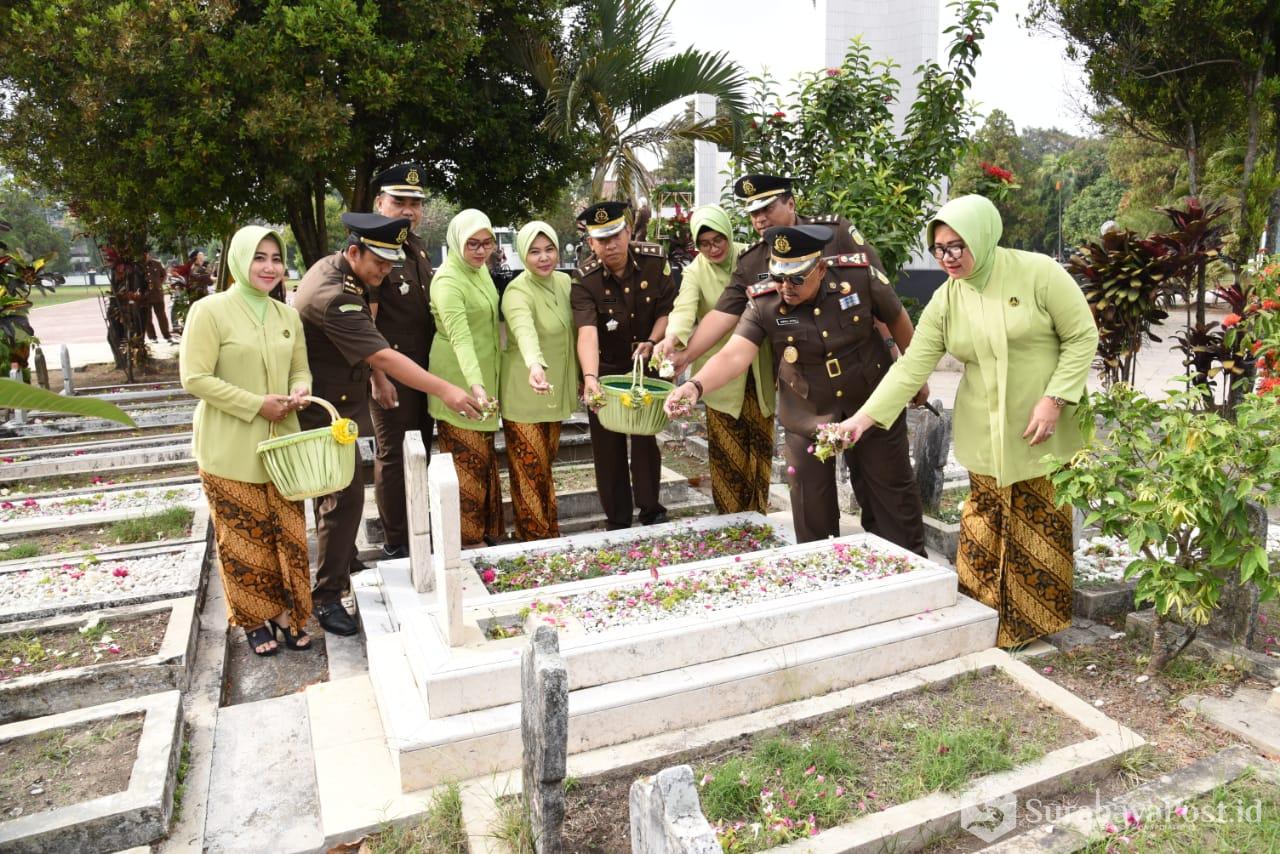 Kajari Kota Malang, Amran Lakoni didampingi Ketua IAD Cabang Kota Malang, Ny Dessy Amran Lakoni beserta para Kasi saat tabur bunga di TMP Untung Suropati