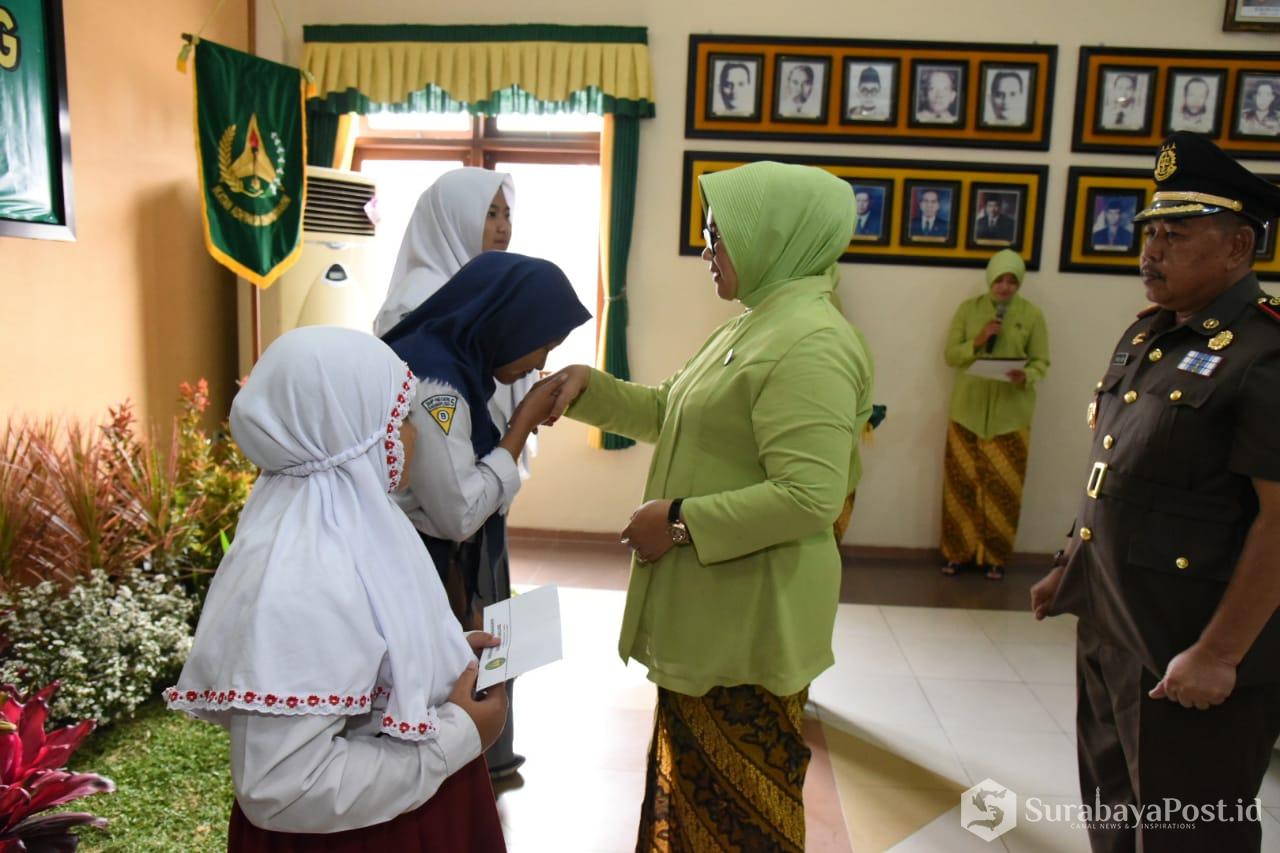 Ketua IAD Cabang Malang, Ny Dessy Amran Lakoni didampingi Kajari Kota Malang, Amran Lakoni kala memberikan tali asih kepada tiga orang putri dari pegawai Kejari setempat