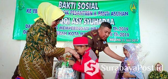Ketua IAD Cabang Malang, Ny Dessy Amran Lakoni didampingi Kajari Kota Malang, Amran Lakoni bersama jajaran Adhyaksa juga memberikan tali asih kepada anak yatim di Ponpes Assidiqi Asy Shuhadaa