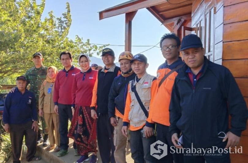 Wali Kota Hj Dewanti Rumpoko bersama tim gabungan pemadam kebakaran hutan Gunung Panderman, Kota Batu.