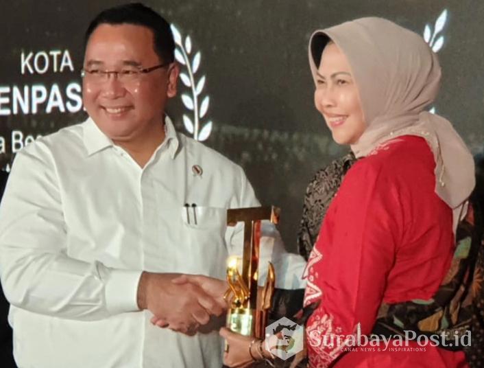 Wali Kota Batu Hj Dewanti Rumpoko kala menerima Indonesia Attractiveness Award 2019