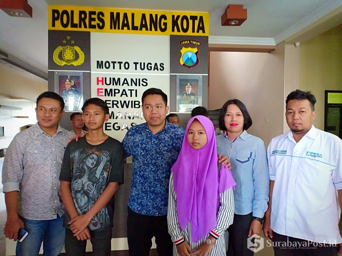 Kasat Reskrim Polres Malang Kota, AKP Komang Yogi Arya Wiguna mendampingi dua anak yang diduga korban penyekapan.