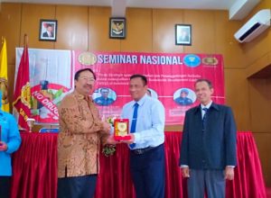 Rektor Unidha Malang, Prof Suko Wiyono saat memberikan cinderamata ke para pemateri seminar.
