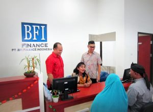 Business Director BFI Finance, Sutadi (kanan berdiri) kala menyapa konsumen di salah satu kantor cabang.