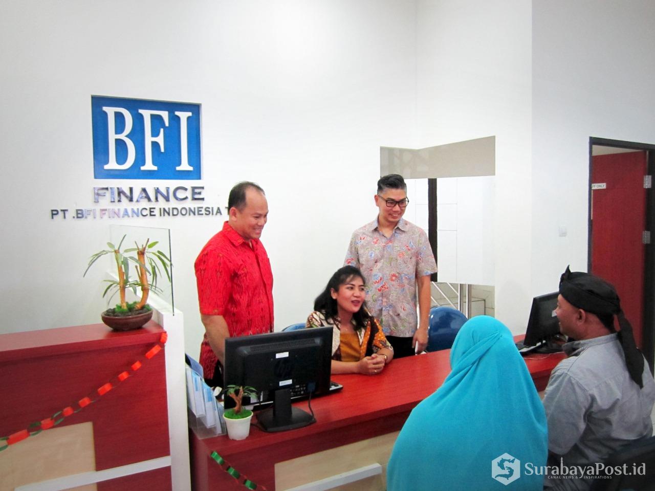 Business Director BFI Finance, Sutadi (kanan berdiri) kala menyapa konsumen di salah satu kantor cabang.