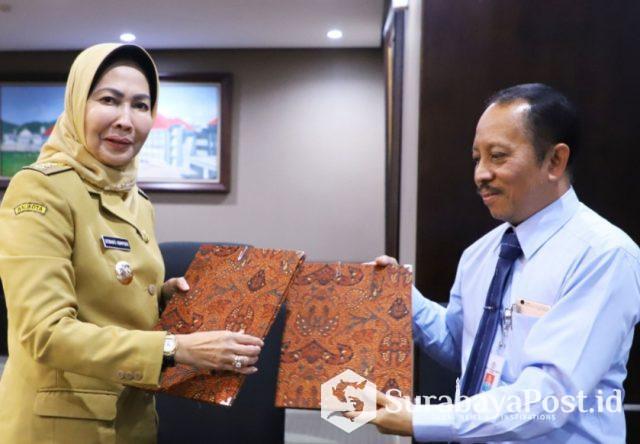 IMG-20190729-WA0069 Wali Kota Batu Hj Dewanti Rumpoko dan Rektor ITN Malang, Dr.Ir. Kustamar, MT usai penandatanganan MoU