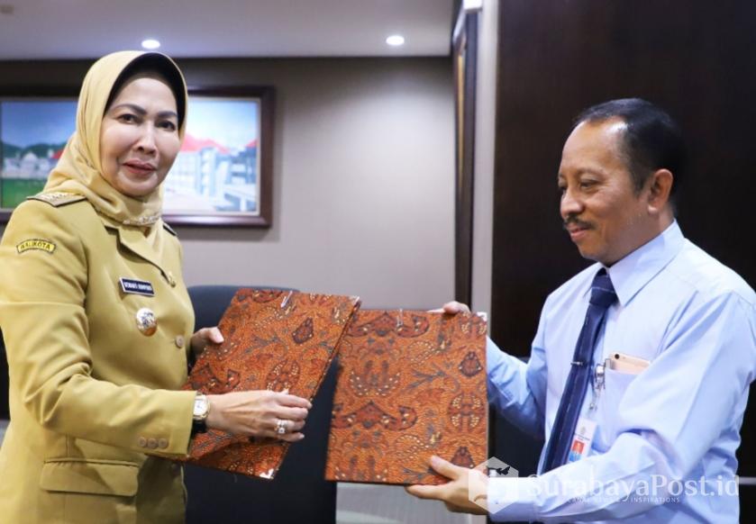Wali Kota Batu Hj Dewanti Rumpoko dan Rektor ITN Malang, Dr.Ir. Kustamar, MT usai penandatanganan MoU