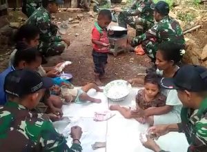 Anggota Pos Nino Satgas Pamtas RI-RDTL Sektor Barat Yonif Mekanis 741/Garuda Nusantara memberikan pelatihan pengolahan jagung menjadi Pop Corn bagi masyarakat TTU, NTT sebagai pilihan baru pengolahan jagung.