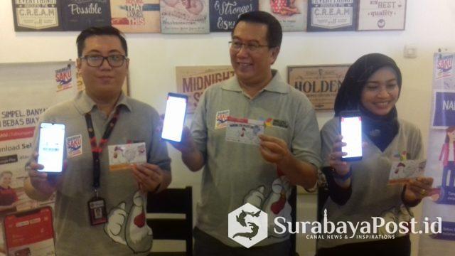 20190803_124512 Aji Saputra (kiri), Bernard Erwin Karamoy dan Via saat menunjukkan program aplikasi TASAKU di Malang, Sabtu (3/8/2019).
