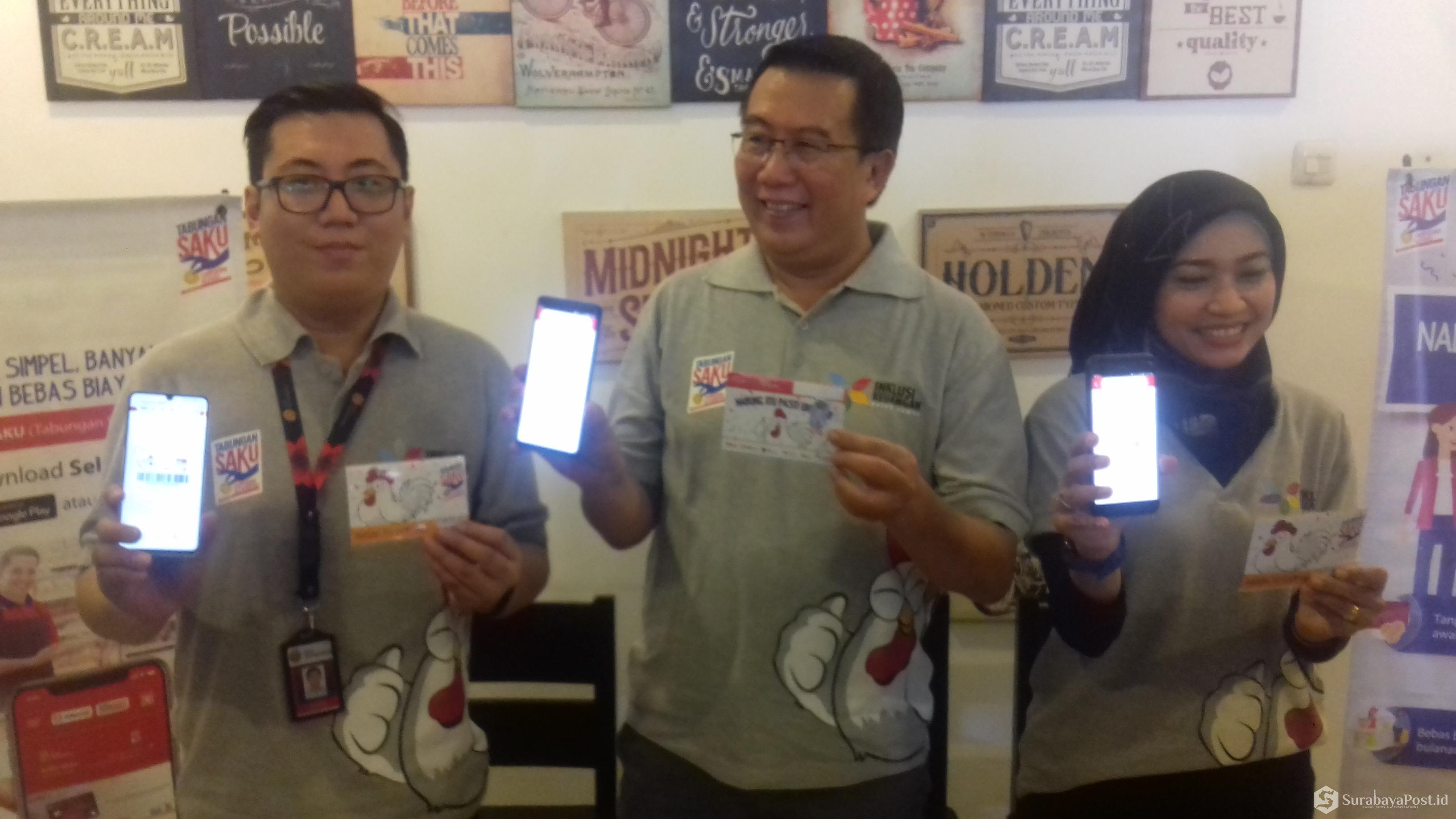 Aji Saputra (kiri), Bernard Erwin Karamoy dan Via saat menunjukkan program aplikasi TASAKU di Malang, Sabtu (3/8/2019).