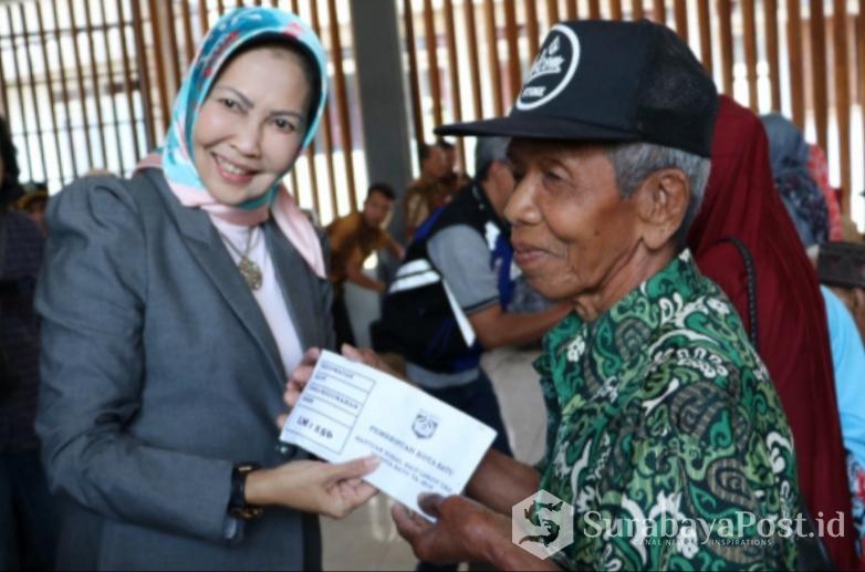 Wali Kota Dewanti Rumpoko saat menyerahkan bantuan insentif bagi para Lansia.