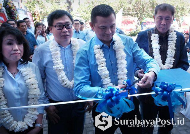 IMG-20190803-WA0003 Peresmian Kantor Penjualan Zurich yang ke-enam di Surabaya oleh Budi Darmawan, Chief Distribution Officer Zurich Topas Life, didampingi oleh (kika) Fenny Julia - Agency Senior Leader, Fredy Limpahala - Founder dan Pemilik Grha Blue Diamond Agency, dan David Ng - Agency Senior Leader.