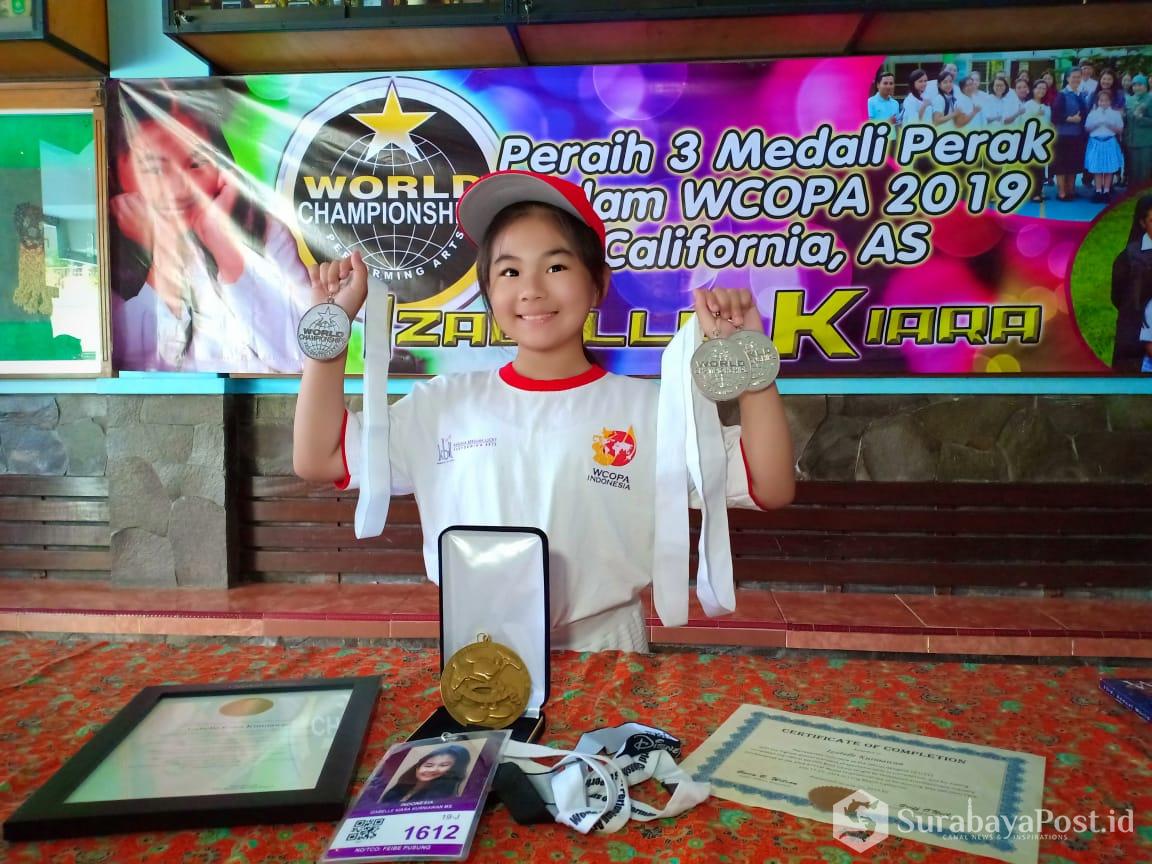 Izabelle Kiara Kurniawan menunjukkan tiga medali yang diraih di ajang kompetisi WCOPA, California, Amerika Serikat.