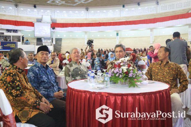 IMG-20190807-WA0079 Rektor UMM Dr Fauzan MPd (kanan) bersama Anggota Wantpres Prof Dr HA Malik Fadjar (tiga dari kanan) bersama Mendikbud RI Prof Dr Muhadjir Effendy (dua dari kiri) dalam acara pembukaan Konvensi Nasional HIPIIS di Dome UMM