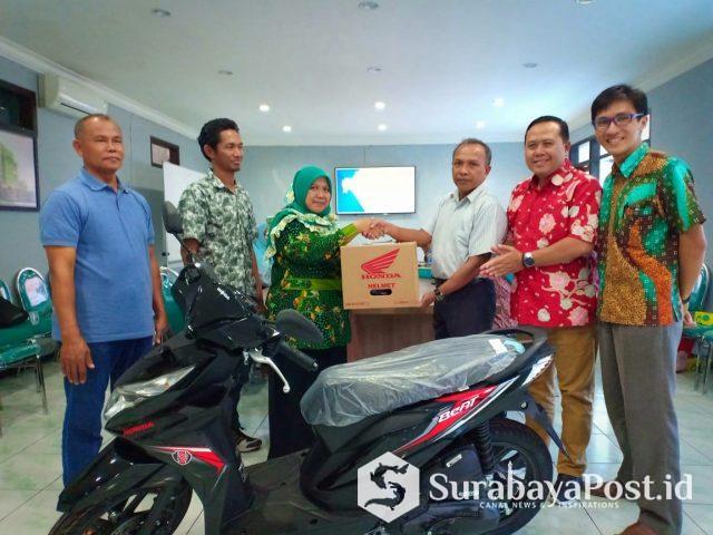 IMG-20190808-WA0056 Wakil Rektor I, Yahmin MPd saat menyerahkan hadiah doorprize motor yang diundi saat wisuda kepada Rizqi Awwaliyah Romadhoni