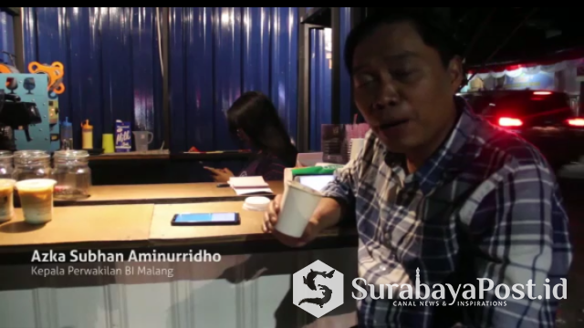 Kepala BI Perwakilan Malang Azka Subhan Aminurridho kala menikmati kopi di Kolega Kopi Jl Gede Kota Malang, Jatim. 