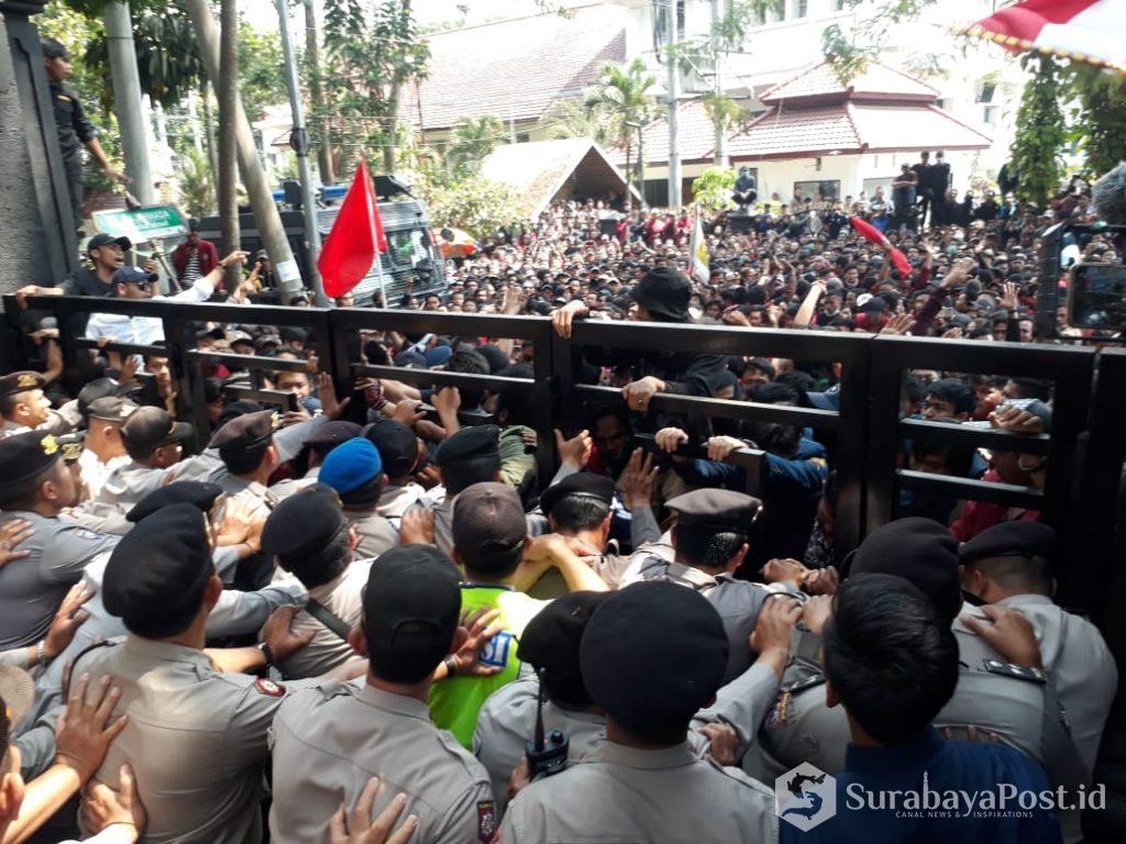 Mahasiswa Demo Lagi, Wartawan Jadi Korban Kericuhan  SurabayaPost