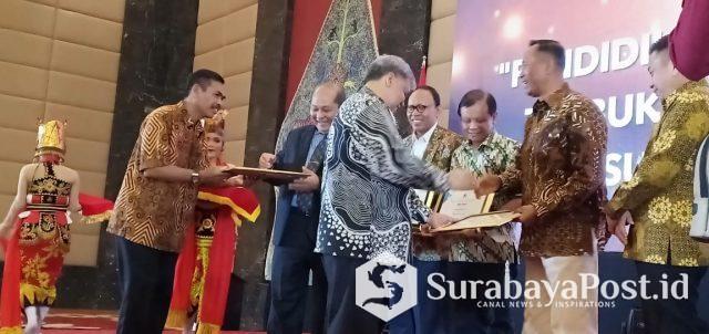 Dirjen Kelembagaan Kemenristekdikti, Patdono menyerahkan penghargaan kepada Rektor UMM, Fauzan