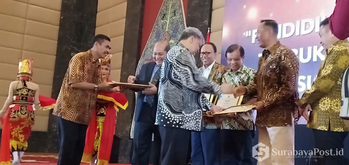 Dirjen Kelembagaan Kemenristekdikti, Patdono menyerahkan penghargaan kepada Rektor UMM, Fauzan