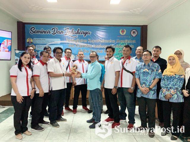 IMG-20191101-WA0090 Rektor IBU Malang Dr Nurcholis Sunuyeko saat menyerahkan cinderamata pada Ketua Umum KONI Kabupaten Gianyar, Bali, Pande Made Purwata.
