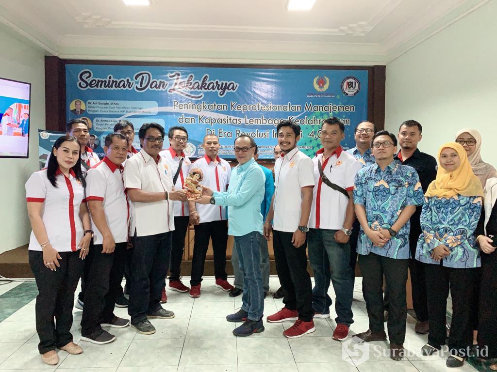 Rektor IBU Malang Dr Nurcholis Sunuyeko saat menyerahkan cinderamata pada Ketua Umum KONI Kabupaten Gianyar, Bali, Pande Made Purwata.