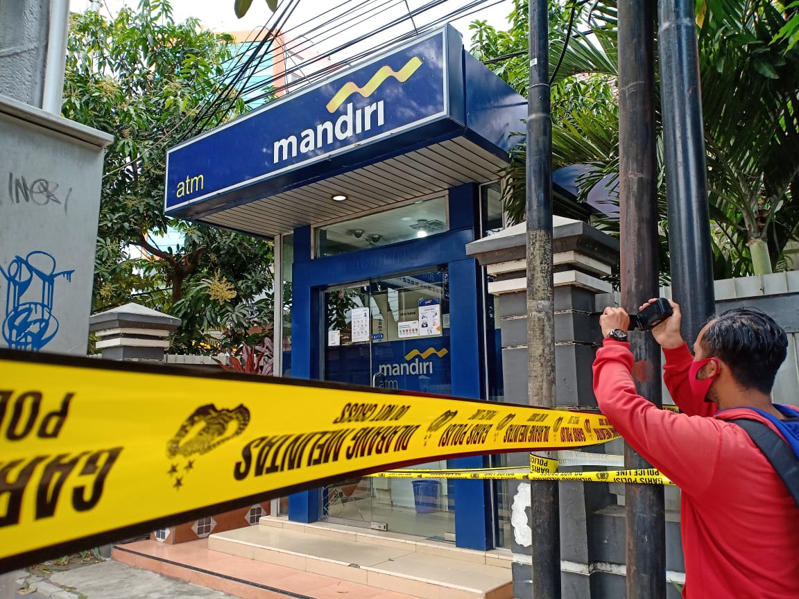 AtM milik Bank Mandiri yang sempat menjadi tempat penodongan oleh penjahat pada petugas pengawal.