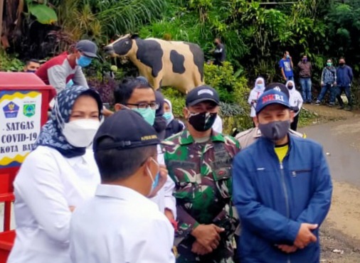 Wali Kota Dewanti Rumpoko dan Wawali Punjul Santoso saat di area longsor