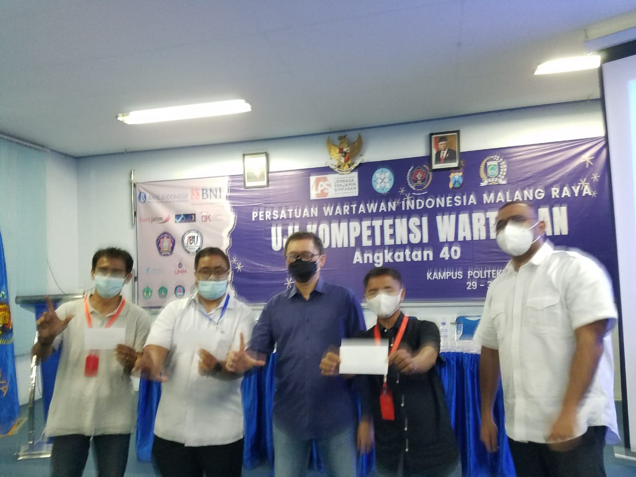 Sekretaris LPS, Dimas Yuliharto pose bersama peserta UKW usai menjadi narasumber di Uji Kompetensi Wartawan