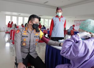 Kapolresta Malang Kota, Kombes Pol Budi Hermanto, saat mengikuti donor darah