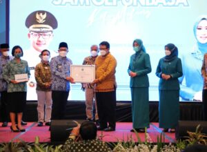 Walikota Malang, H Sutiaji menerima bantuan CSR dari PT HM Sampoerna, disela peluncuran Aplikasi Sam Gepun Basa