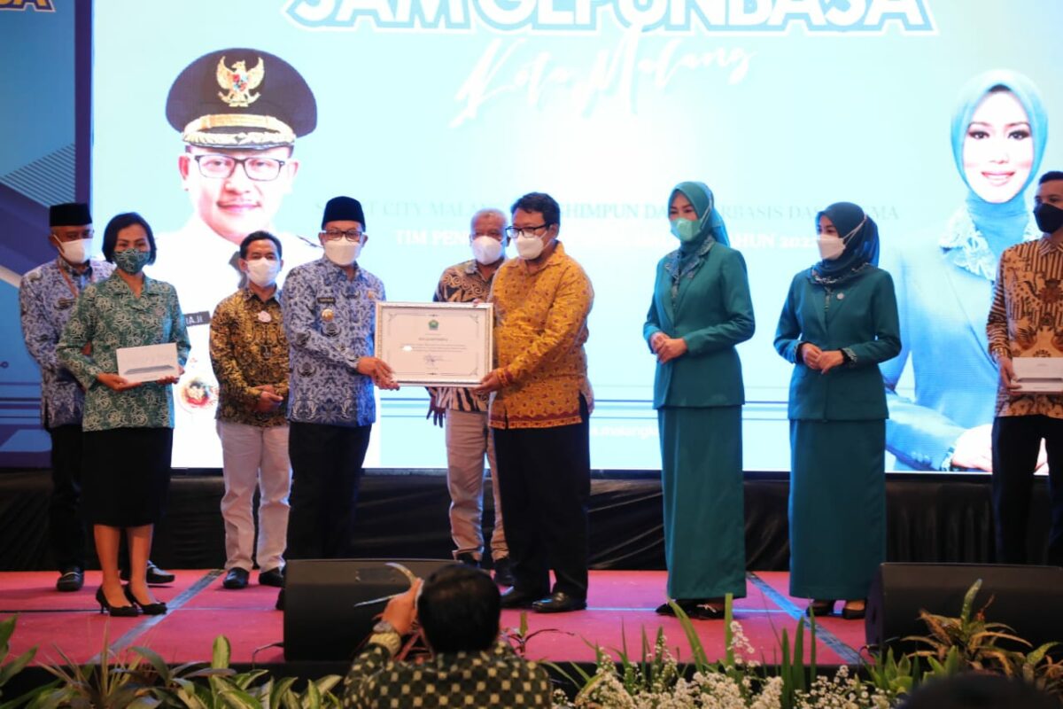 Walikota Malang, H Sutiaji menerima bantuan CSR dari PT HM Sampoerna, disela peluncuran Aplikasi Sam Gepun Basa
