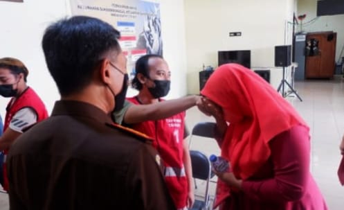 Adinda Virly Putri Insyara, mencium tangan calon suaminya Iskil Jamal di gedung Kejaksaan Negeri Surabaya/Junaedi (SurabayaPost.id)