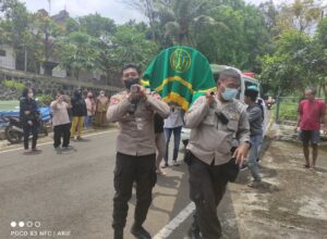 Aksi mulia Kapolsek Kedungkandang, Kompol Yusuf Suryadi bantu pemakaman jenazah pria sebatang kara
